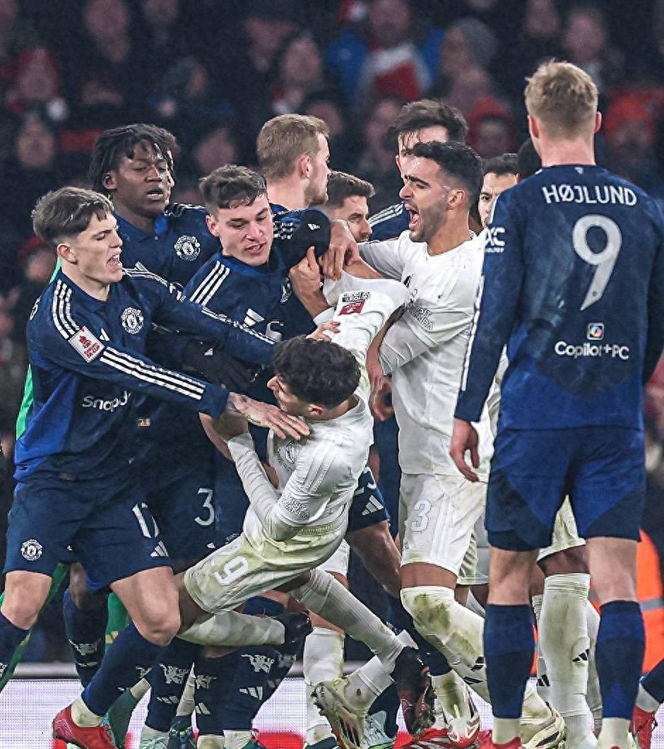 开云官网-纳达尔焦点对战，德布劳内与70激战曼联分钟，败北胜负难料！